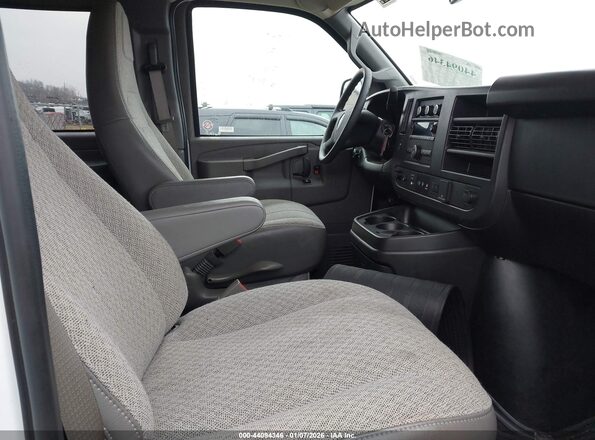1GJZ7PFP7S1168546 2025 GMC SAVANA PASSENGER White Вид салону спереду