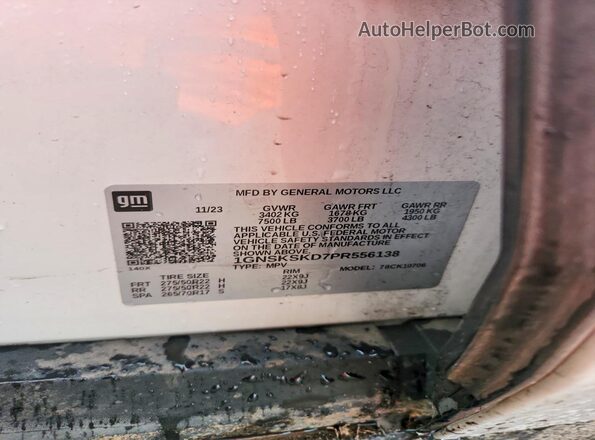 1GNSKSKD7PR556138 2023 CHEVROLET TAHOE White VIN կոդի պիտակի տեսք