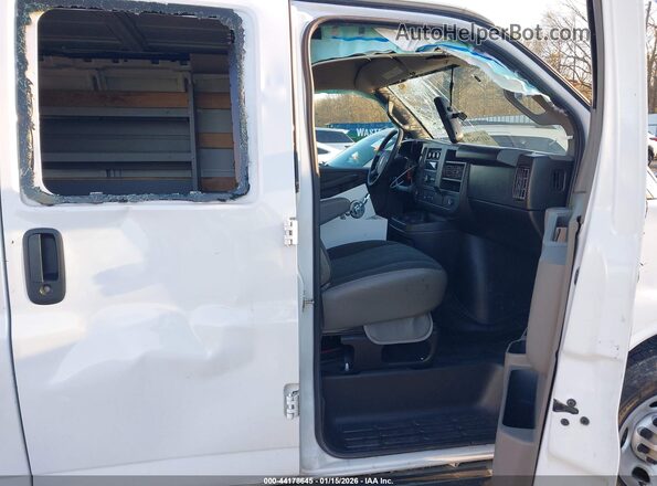 1GTW7AF72N1219673 2022 GMC SAVANA CARGO Белый Вид салона спереди
