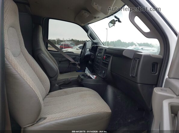 1GTW7AF77S1140592 2025 GMC SAVANA CARGO Blue Vista interior delantera