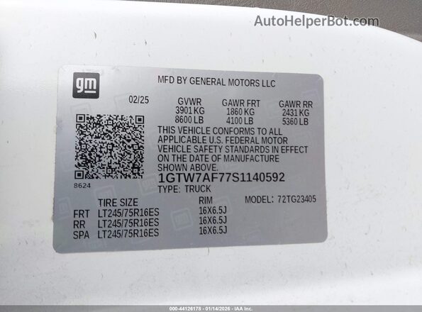 1GTW7AF77S1140592 2025 GMC SAVANA CARGO Blue Vista del compartimento del motor