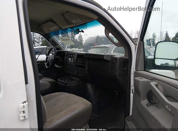 1GTW7AFF2G1276286 2016 GMC SAVANA 2500 White Widok wnętrza z przodu