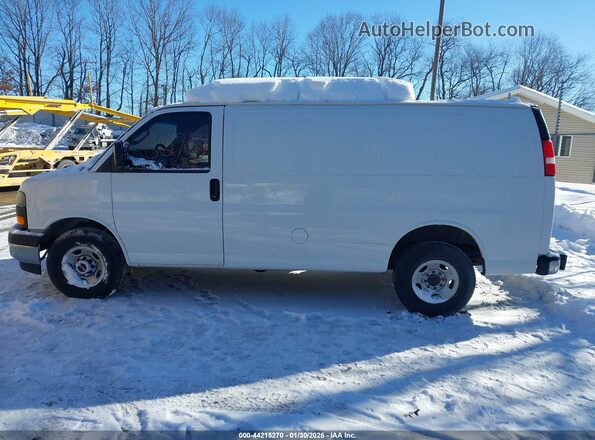 1GTW7AFF8H1908662 2017 GMC SAVANA 2500 White 360 interior view