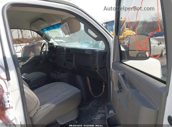 1GTW7AFF8H1908662 2017 GMC SAVANA 2500 White Front interior view