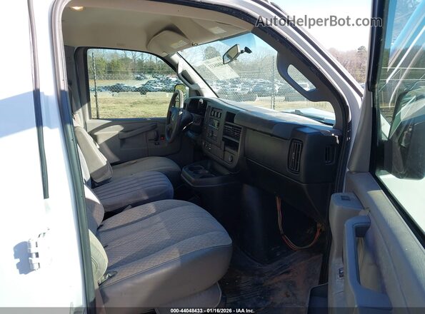 1GTW7AFF8H1914641 2017 GMC SAVANA 2500 Белый Вид салона спереди