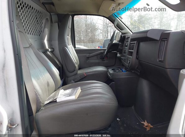 1GTW7AFG6K1337589 2019 GMC SAVANA 2500 Белый Вид салона спереди