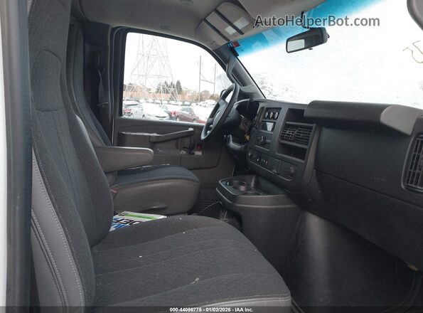 1GTW7AFG7K1340288 2019 GMC SAVANA 2500 White Widok wnętrza z przodu