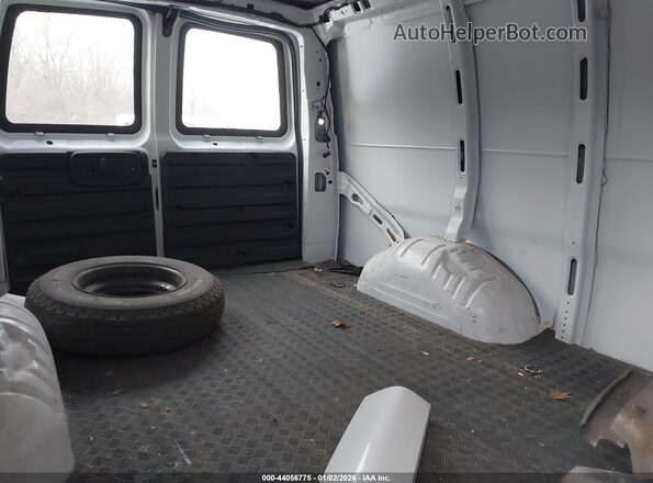 1GTW7AFG7K1340288 2019 GMC SAVANA 2500 White Widok naklejki z numerem VIN