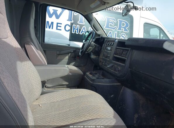 1GTW7AFG8L1193528 2020 GMC SAVANA CARGO White Widok wnętrza z przodu