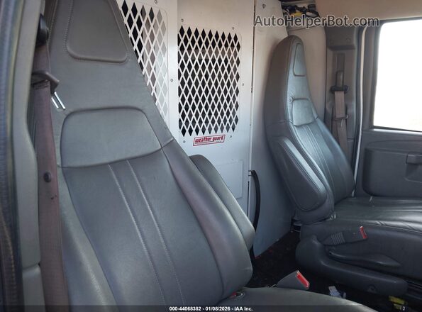 1GTW7AFG9J1335432 2018 GMC SAVANA 2500 Белый Вид наклейки с VIN-кодом