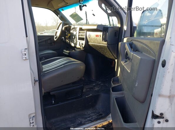 1GTW7AFG9J1335432 2018 GMC SAVANA 2500 Белый Вид салона спереди