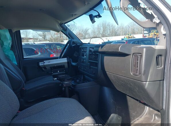 1GTW7AFP0N1139272 2022 GMC SAVANA CARGO White Widok wnętrza z przodu