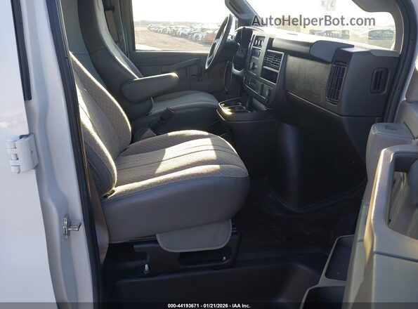 1GTW7AFP1R1102284 2024 GMC SAVANA CARGO White Սալոնի դիմացի տեսք