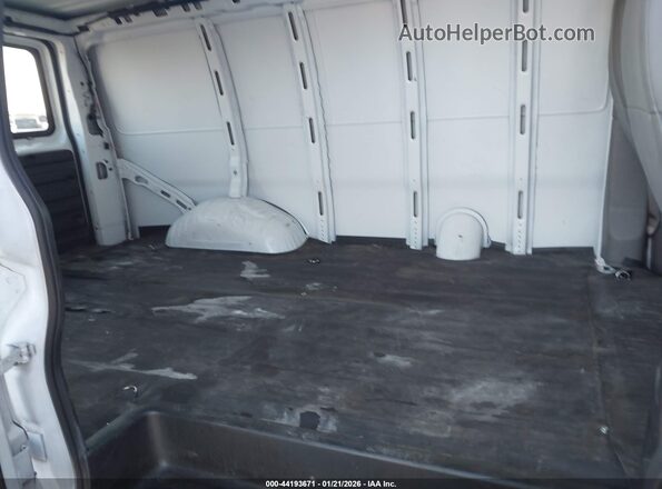 1GTW7AFP1R1102284 2024 GMC SAVANA CARGO White VIN կոդի պիտակի տեսք