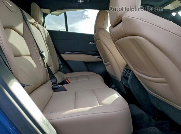 1GYFZDR46RF246620 2024 CADILLAC XT4 Blue Widok wnętrza z tyłu