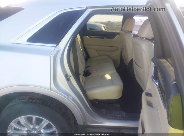 1GYKNARS4JZ215764 2018 CADILLAC XT5 Silver VIN կոդի պիտակի տեսք