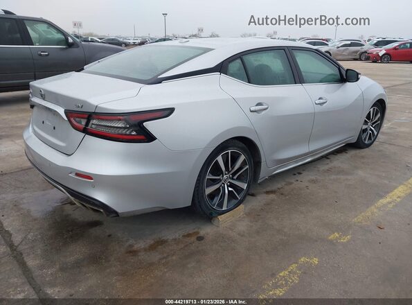 1N4AA6CV9LC369136 2020 NISSAN MAXIMA Серебряный Задняя правая четверть