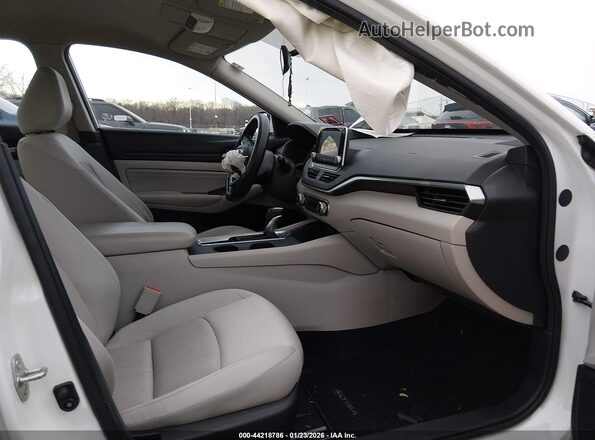 1N4BL4BV6KC116889 2019 NISSAN ALTIMA White Front interior view