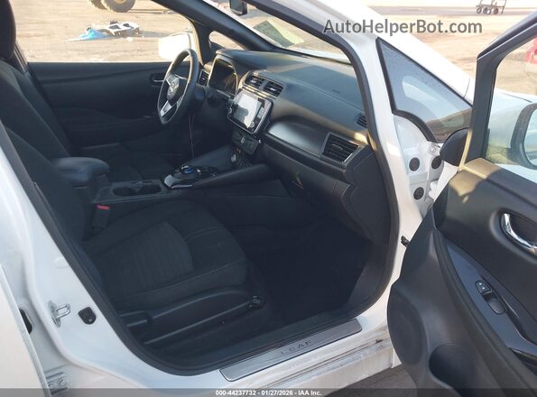1N4CZ1CV3RC550536 2024 NISSAN LEAF White Vista interior delantera