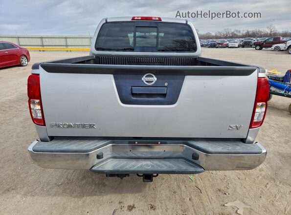 1N6AD0ER7JN734037 2018 NISSAN FRONTIER Silver Widok z tyłu