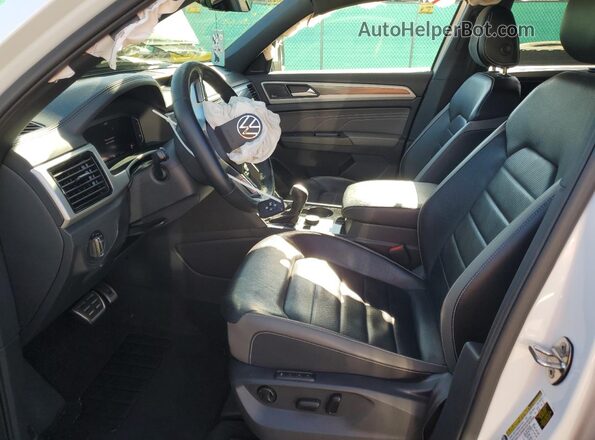 1V2FE2CA1PC228740 2023 VOLKSWAGEN ATLAS White Front interior view