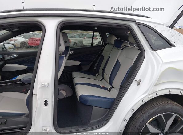 1V2WNPE82PC025587 2023 VOLKSWAGEN ID.4 White Vista de la etiqueta del VIN