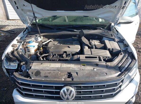 1VWAT7A39HC015214 2017 VOLKSWAGEN PASSAT White Widok z tyłu