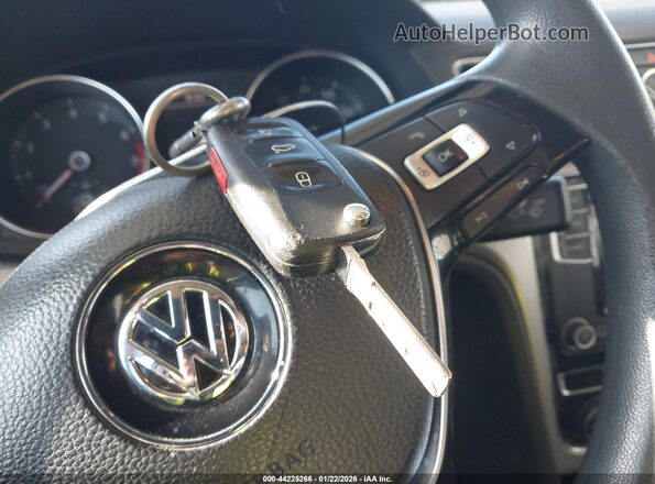 1VWAT7A39HC015214 2017 VOLKSWAGEN PASSAT White Widok deski rozdzielczej