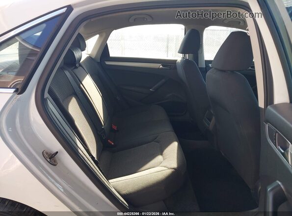 1VWAT7A39HC015214 2017 VOLKSWAGEN PASSAT White Widok naklejki z numerem VIN