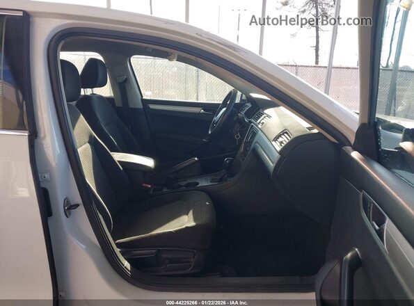 1VWAT7A39HC015214 2017 VOLKSWAGEN PASSAT White Widok wnętrza z przodu