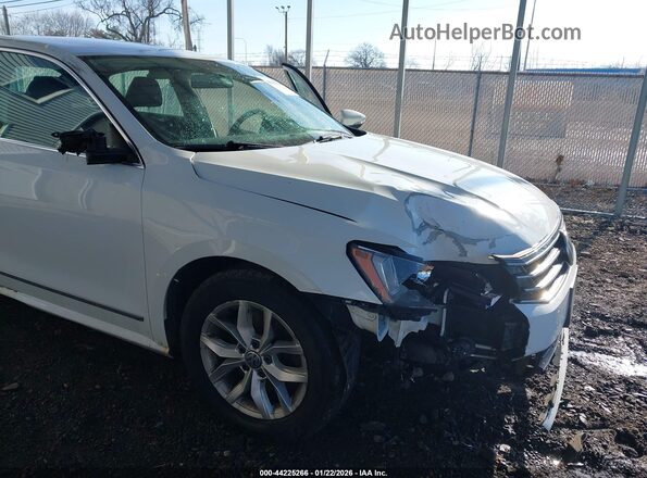 1VWAT7A39HC015214 2017 VOLKSWAGEN PASSAT White Widok z przodu