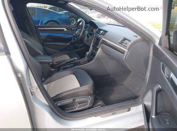 1VWJM7A32JC051183 2018 VOLKSWAGEN PASSAT Silver Widok wnętrza z przodu