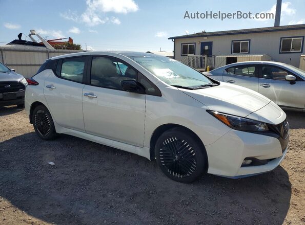1N4CZ1CV4PC557962 2023 NISSAN LEAF White Widok z przodu