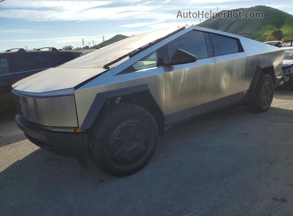 7G2CEHED7RA033076 2024 TESLA CYBERTRUCK Silver Trasero izquierdo