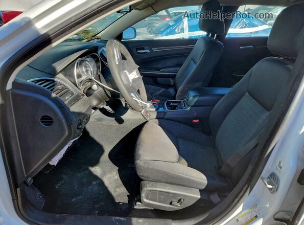 2C3CCAAG8NH221861 2022 CHRYSLER 300 White Front interior view