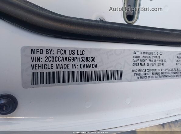2C3CCAAG9PH538356 2023 CHRYSLER 300 White ძრავის განყოფილების ხედი