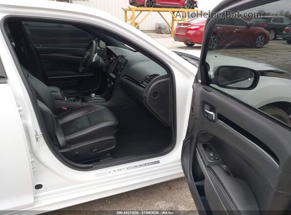2C3CCABT1PH542185 2023 CHRYSLER 300 White Front interior view