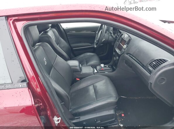 2C3CCABT7PH558326 2023 CHRYSLER 300 Красный Вид салона спереди