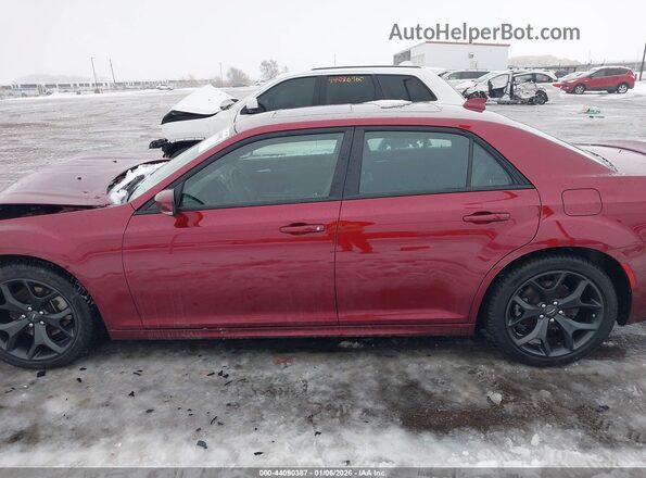 2C3CCABT7PH558326 2023 CHRYSLER 300 Красный Вид задней части салона