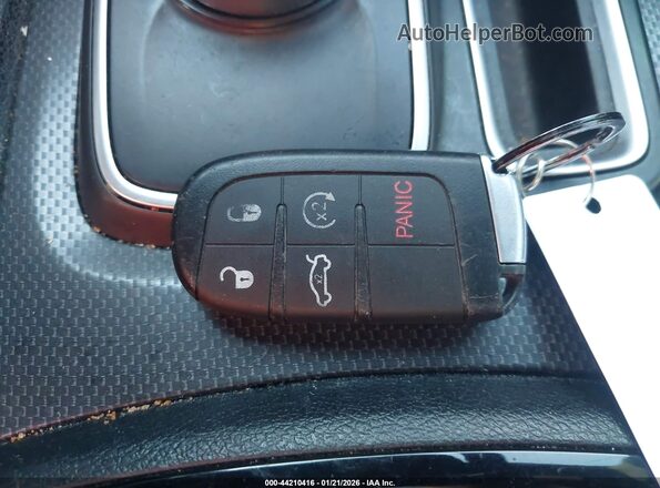 2C3CCAGGXGH298693 2016 CHRYSLER 300 Черный Вид панели приборов