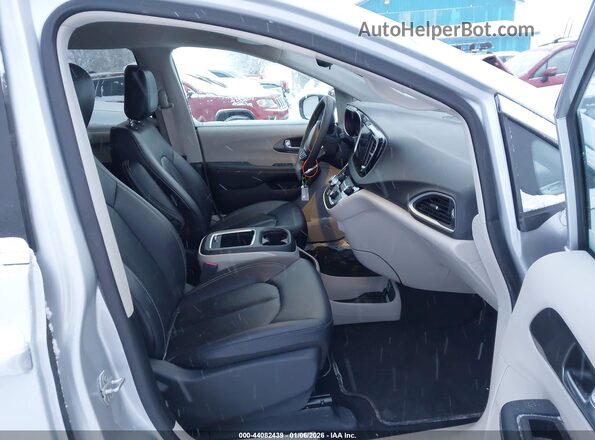 2C4RC1BG2RR159300 2024 CHRYSLER PACIFICA Silver Вид салону спереду
