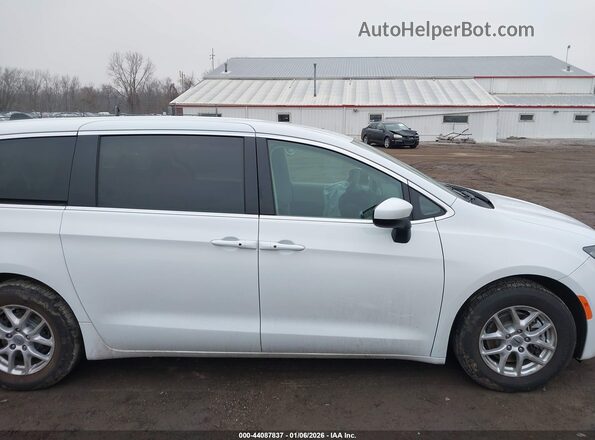 2C4RC1CG0NR105065 2022 CHRYSLER VOYAGER White Սալոնի 360 աստիճան տեսք