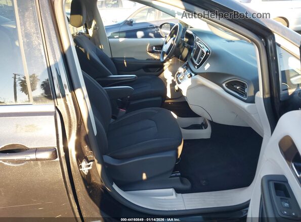 2C4RC1CG1PR548344 2023 CHRYSLER VOYAGER Black Вид салону спереду