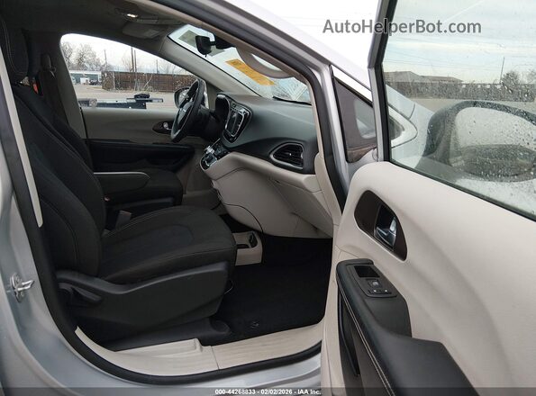 2C4RC1CG4PR511658 2023 CHRYSLER VOYAGER Silver Вид салону спереду