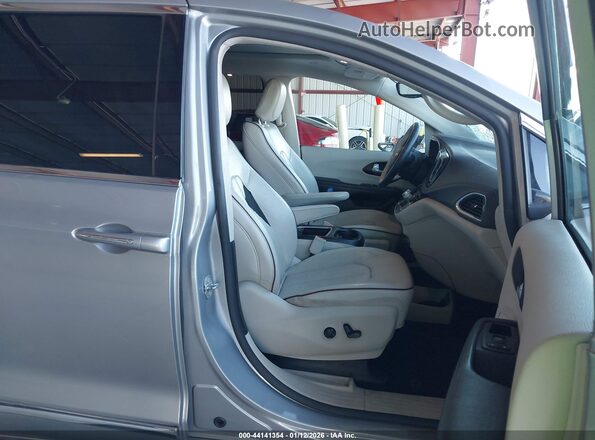 2C4RC1GG1HR504517 2017 CHRYSLER PACIFICA Silver Вид салону спереду