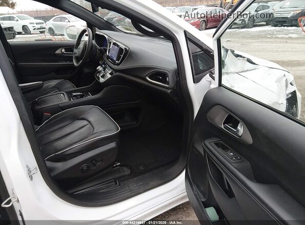 2C4RC1GG8NR183104 2022 CHRYSLER PACIFICA White Вид салону спереду