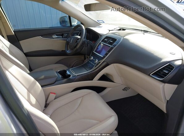 2LMPJ6K94KBL32261 2019 LINCOLN NAUTILUS Серебряный Вид салона спереди