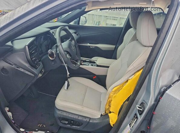 2T2BAMCA5PC020385 2023 LEXUS RX Серебряный Вид салона спереди