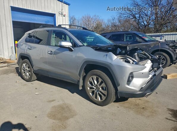 2T3N1RFV1RW471769 2024 TOYOTA LIMITED Серебряный Передняя правая четверть
