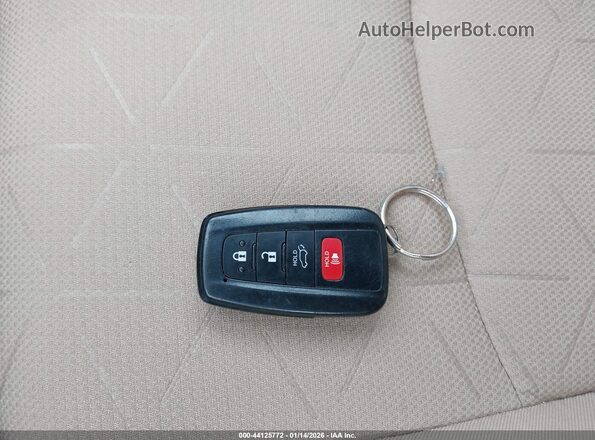 2T3P1RFV7KC044435 2019 TOYOTA LE Белый Вид панели приборов